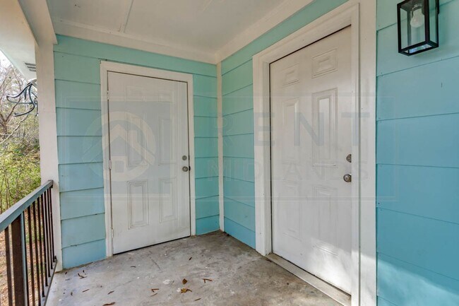 Building Photo - Newly Renovated 2 Bedroom Apartments Near I-26 and Costco!