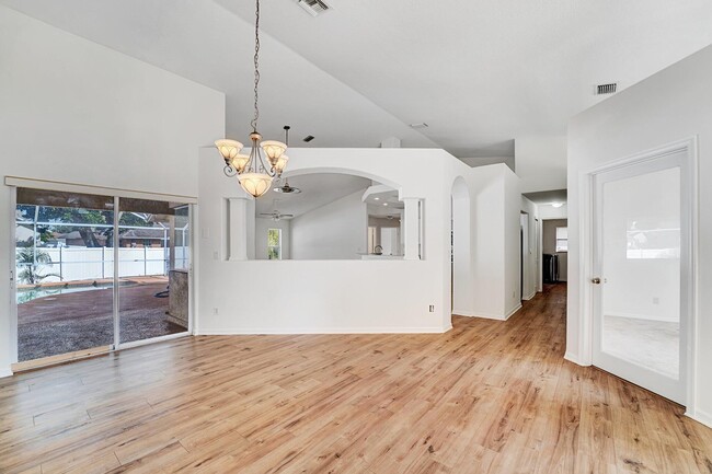 Building Photo - 513 SE Cliff Rd