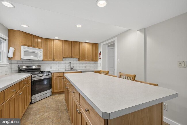 Building Photo - 432 Plainsboro Rd
