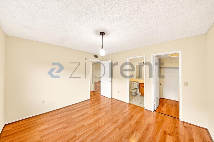 Building Photo - 1004 E Garfield Ave