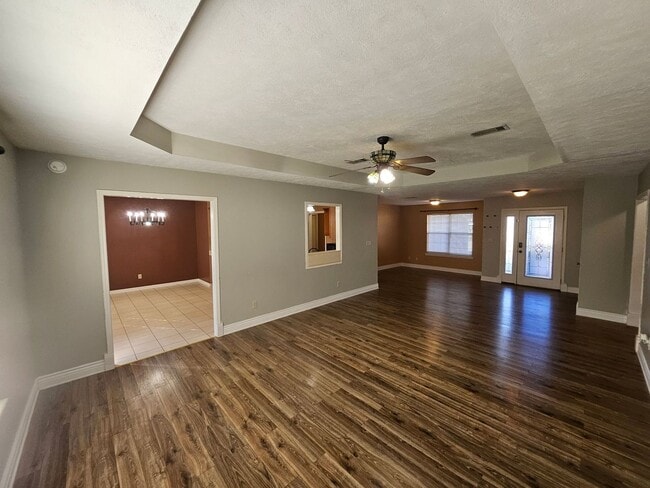 Building Photo - 2018 Hickory Dr