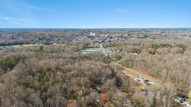 Building Photo - 3-Bedroom in Town of Farmville with Privacy and Convenience!