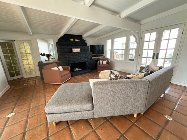 Building Photo - 3 Bdrm/2 Bath Mid-Century Home in Golden Hills Neighborhood of Fullerton