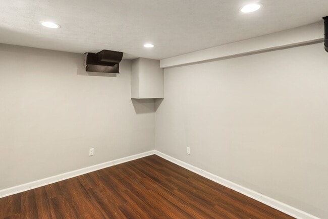 Building Photo - Available now!  517 S. 35th St.  4 Bedroom, 2 Bath Great Midtown location, 1 car garage.