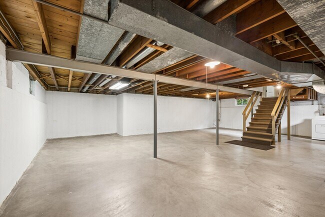 Building Photo - 805 N Mitchell Ave