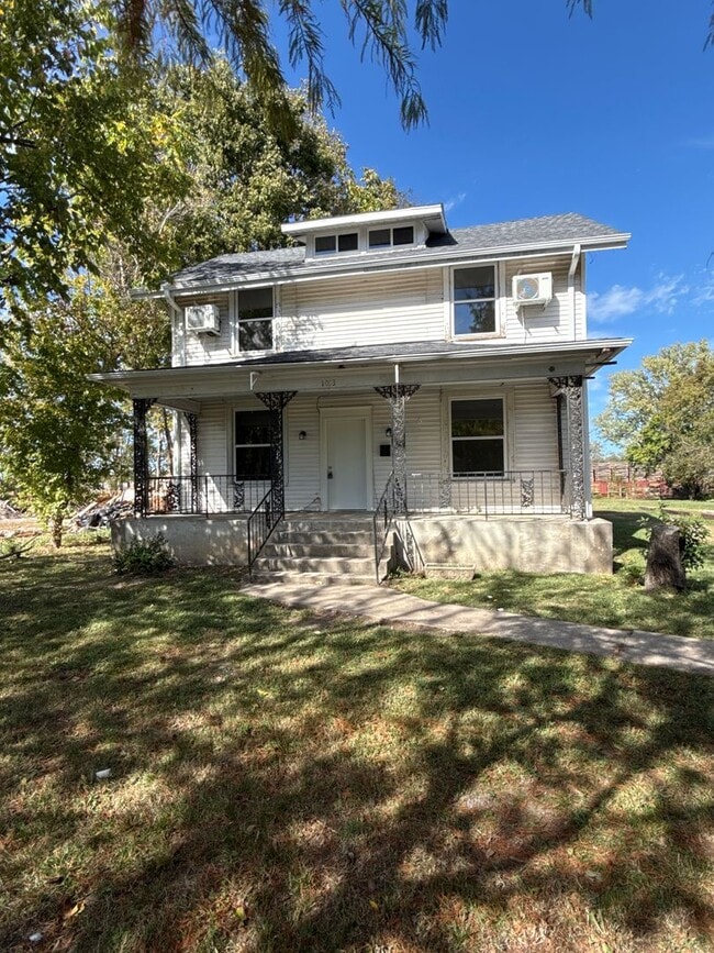 Building Photo - 3 bedroom/2 bath house