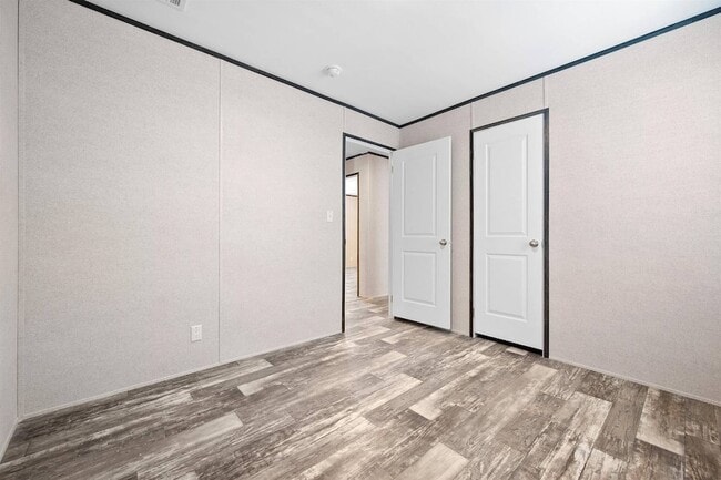 Building Photo - 305 W Buell Dr