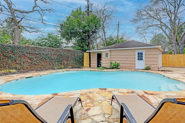 Building Photo - 9917 Cedardale Dr