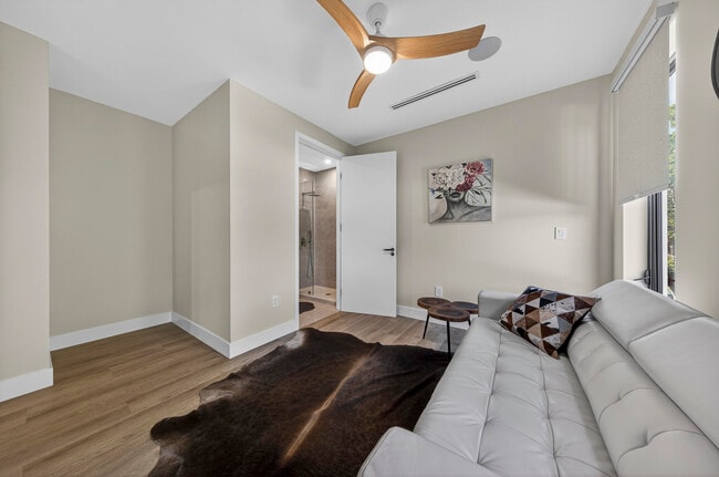 Building Photo - 1121 NE 17th Ave