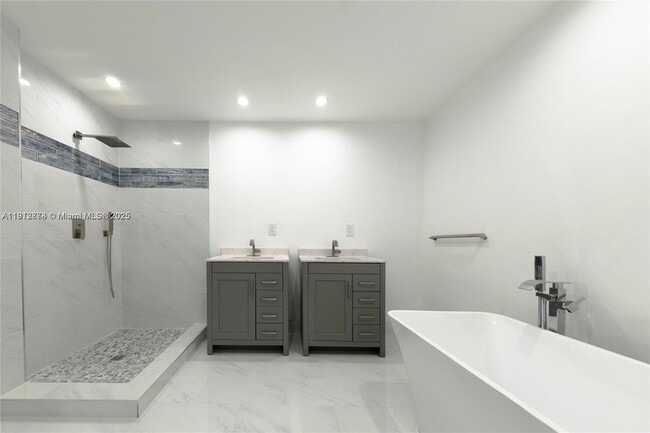 Building Photo - 1001 NW 6th Dr