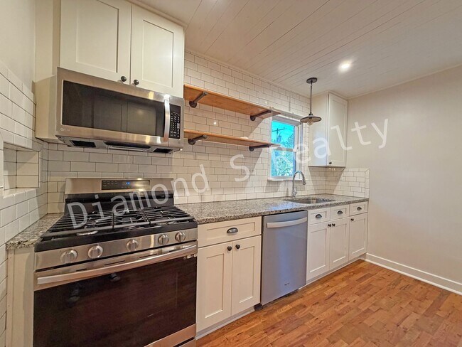 Building Photo - Stunning 2 Bedroom Home Located Near Mercy!