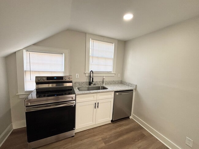 Building Photo - Bungalow in rosewood