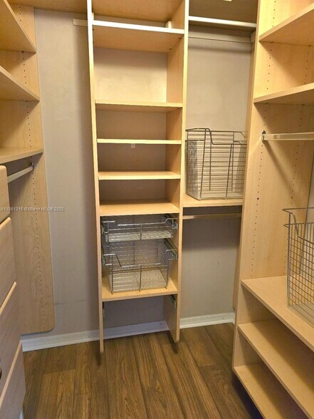 Building Photo - 2082 Madeira Dr