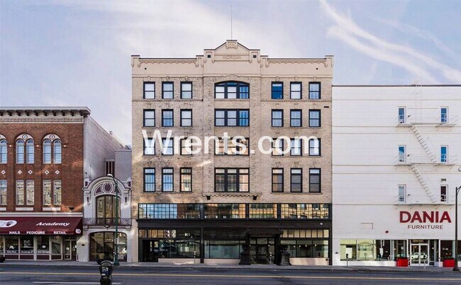 Building Photo - Beautiful Condo in the Heart of Downtown S...