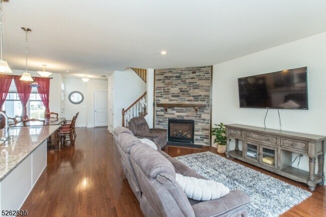 Building Photo - 5 White Aster Ct