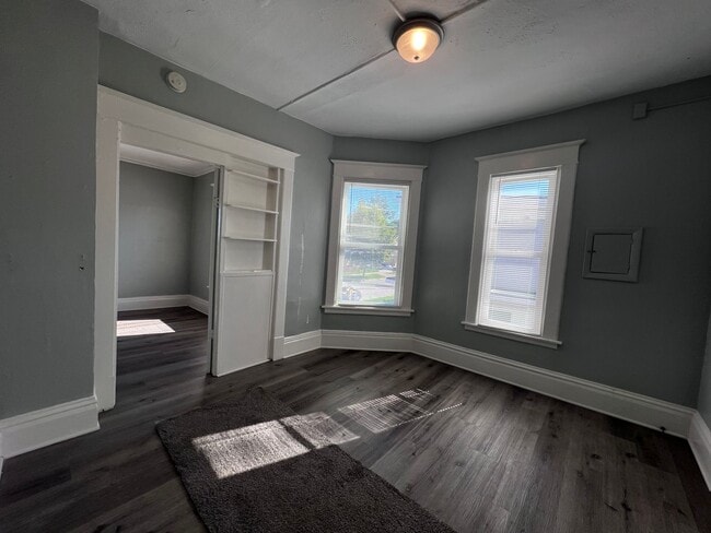 Building Photo - Bright Upper Two Bedroom Unit! Recently Remodeled!