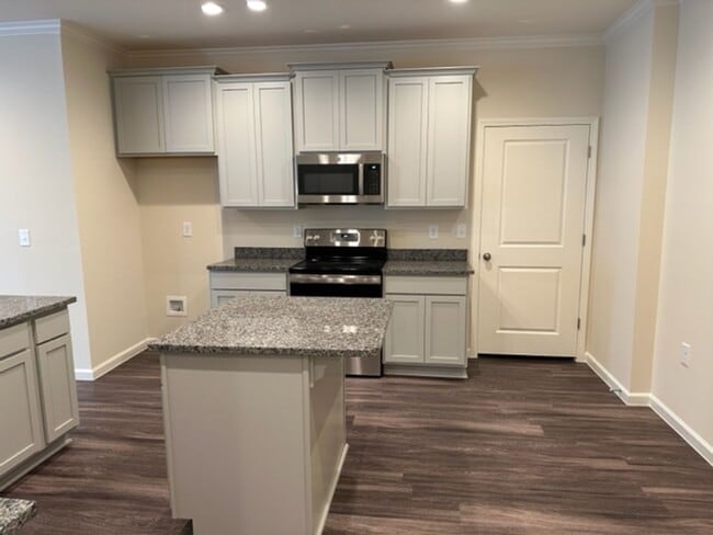 Building Photo - Townhouse / Whitsett