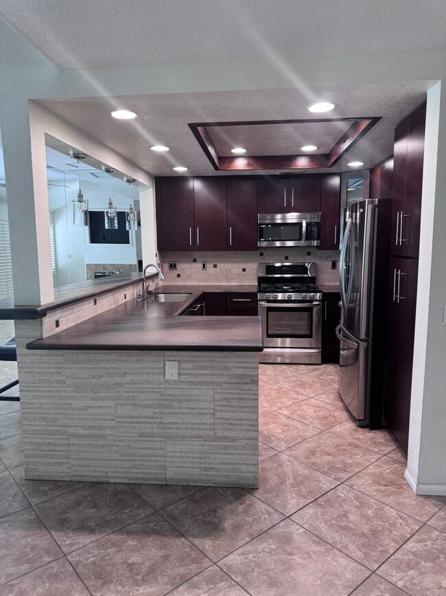 Building Photo - Woodhaven CC - Unfurnished 3br - Long Term