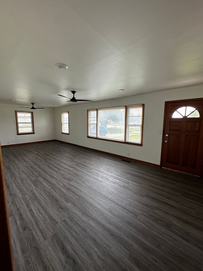 Building Photo - Residence or Office on Corner Lot!
