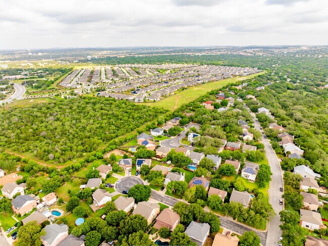 Building Photo - Spacious & Thoughtfully Updated 4-Bedroom ...