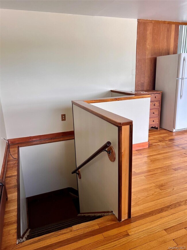 Building Photo - 2 Oak St