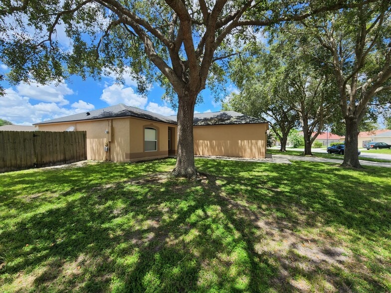 Side - 4100 Mendenwood Ln