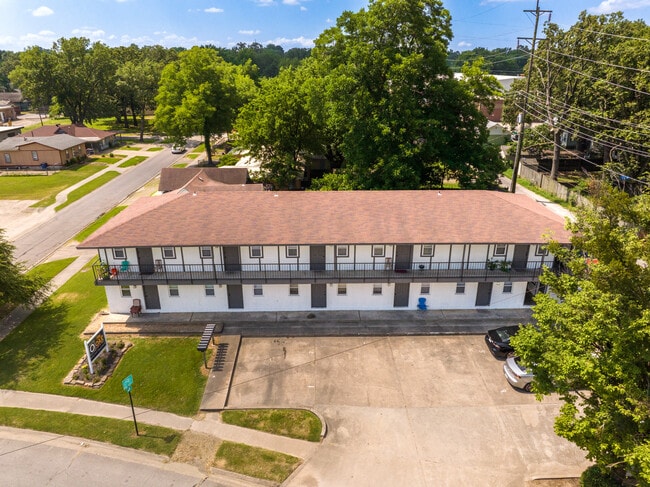Building Photo - The Oak: 1 & 2 Bedroom Apartments