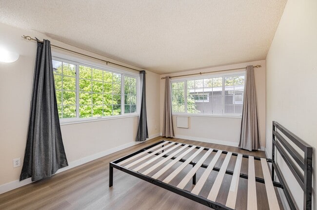 Building Photo - Stunning Lake Sammamish View | 5 Bed, 3 Ba...