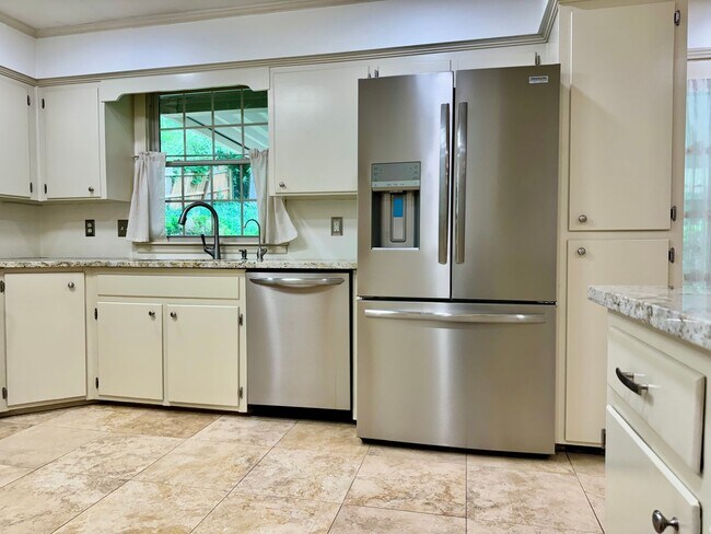 Building Photo - Nice 4BR Home in Perfect Location