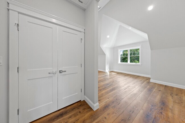 Building Photo - 389 Spring Ave