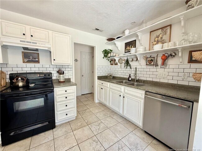 Building Photo - 234 Pender Rd