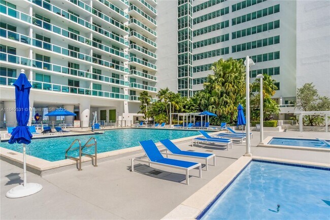 Building Photo - 1800 N Bayshore Dr