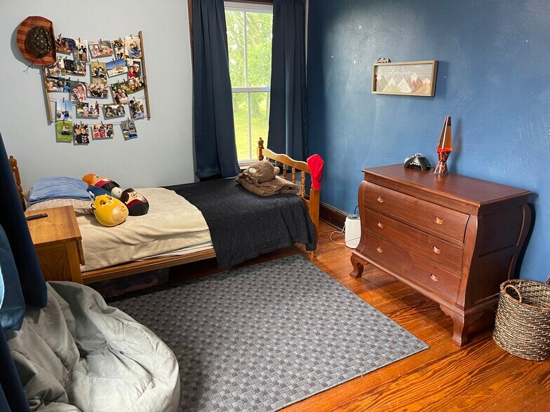 Bedroom 2- second level - W5198 Advance Rd
