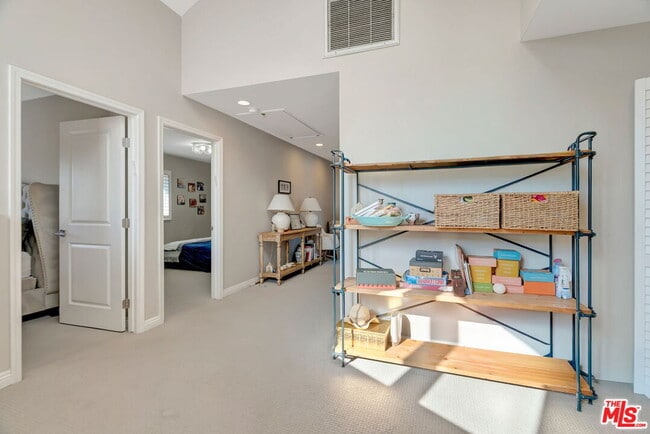 Building Photo - 4952 Placidia Ave