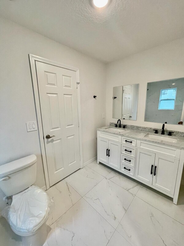 Building Photo - 405 St Johns Ln