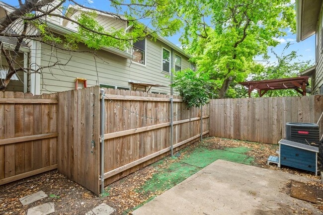 Building Photo - 512 Eberhart Ln