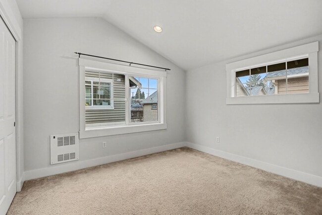 Building Photo - Move in ready refreshed 3 bed 2.5 bath town home