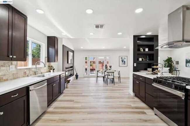 Building Photo - 2800 Seville Cir