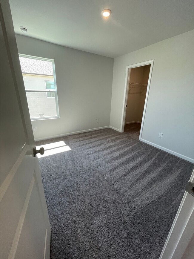 Building Photo - Introducing a stunning home