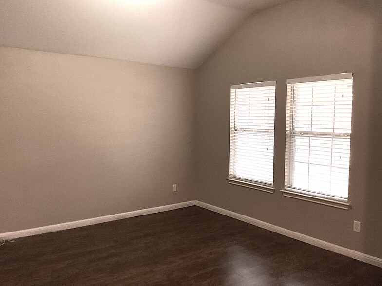 Building Photo - 18505 Sandy Bottom Dr
