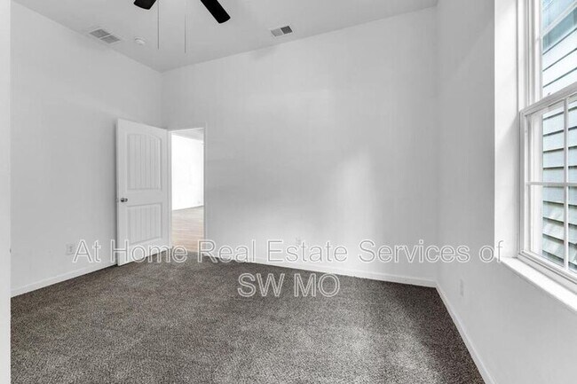 Building Photo - 522 S Broadway Ave
