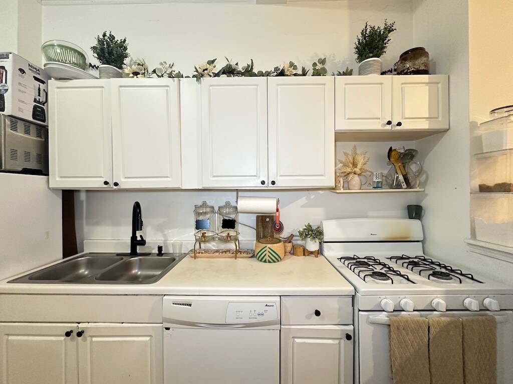 Building Photo - 918 Green Bay Rd