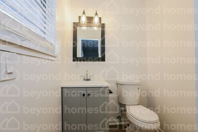 Building Photo - Beautifully renovated home with 3 bedroom ...
