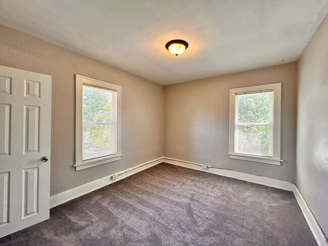 Building Photo - 39 Iona Ave