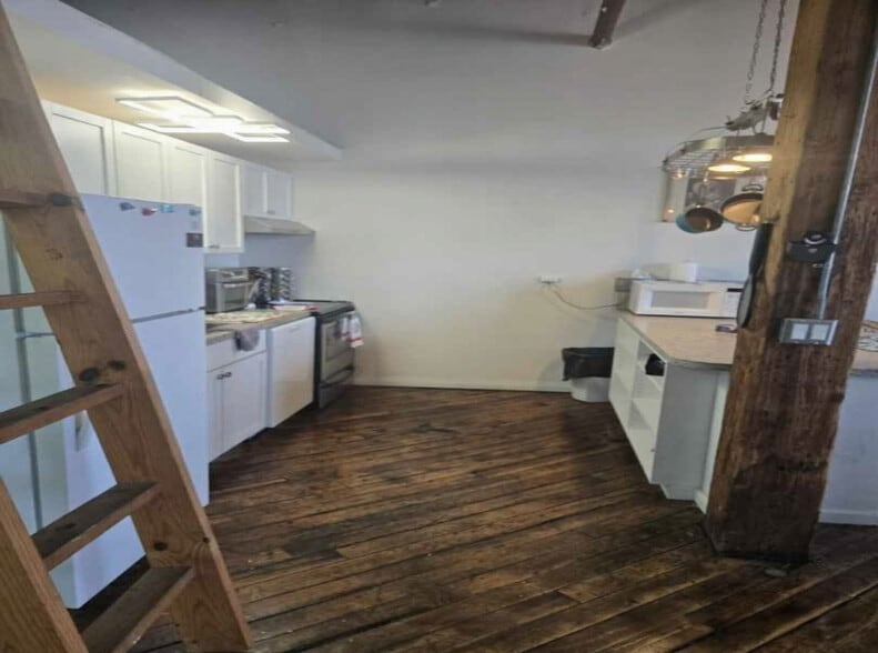 Building Photo - 227 Iron St