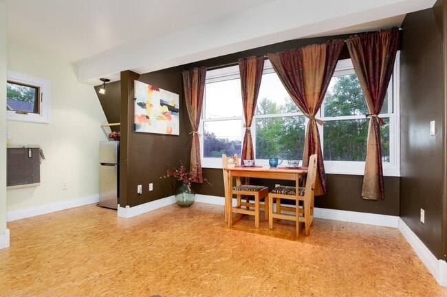 Building Photo - Charming Old Town Louisville Bungalow with Solar & Carriage House!