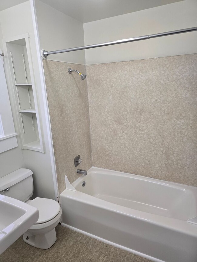 Building Photo - 2 Bedroom in Whiteaker Area