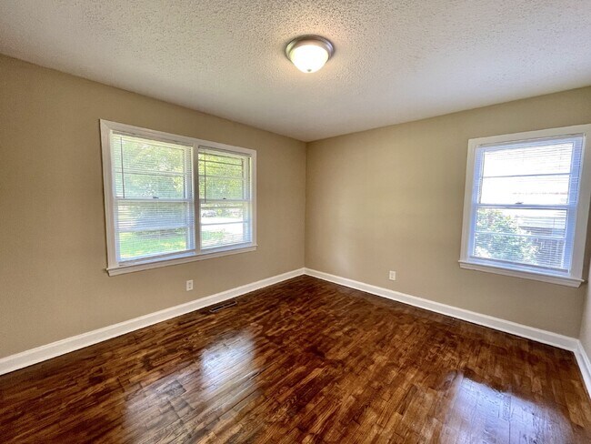Building Photo - Updated 3 Bed, 1 Bath Nest in Fayetteville