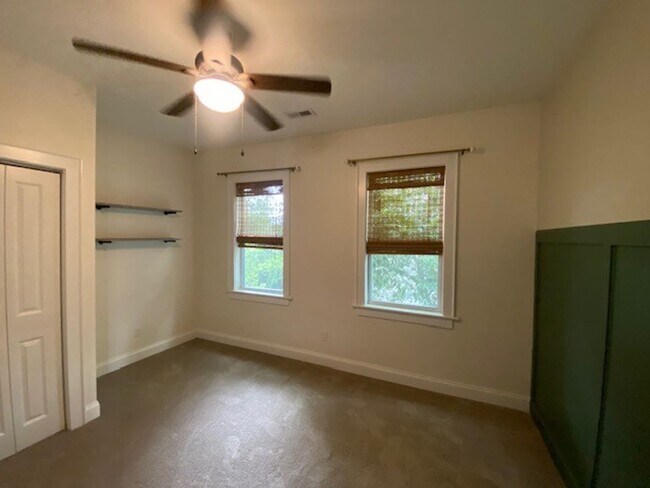 Building Photo - Georgous 5 bedroom 2.5 bath home in Downto...