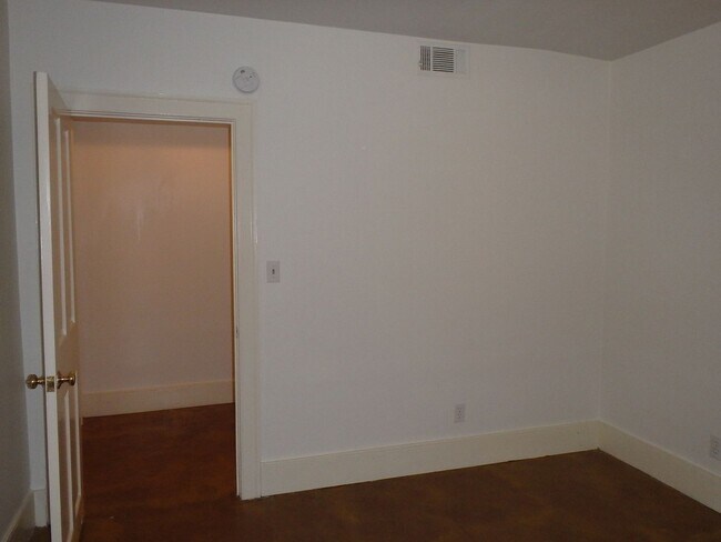 Building Photo - 433 Barnard St